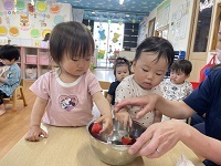 食育(苺のヘタ取り)2